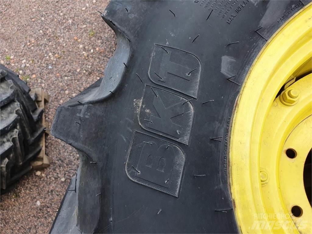 BKT 320/85R20 x2 Däck, hjul och fälgar