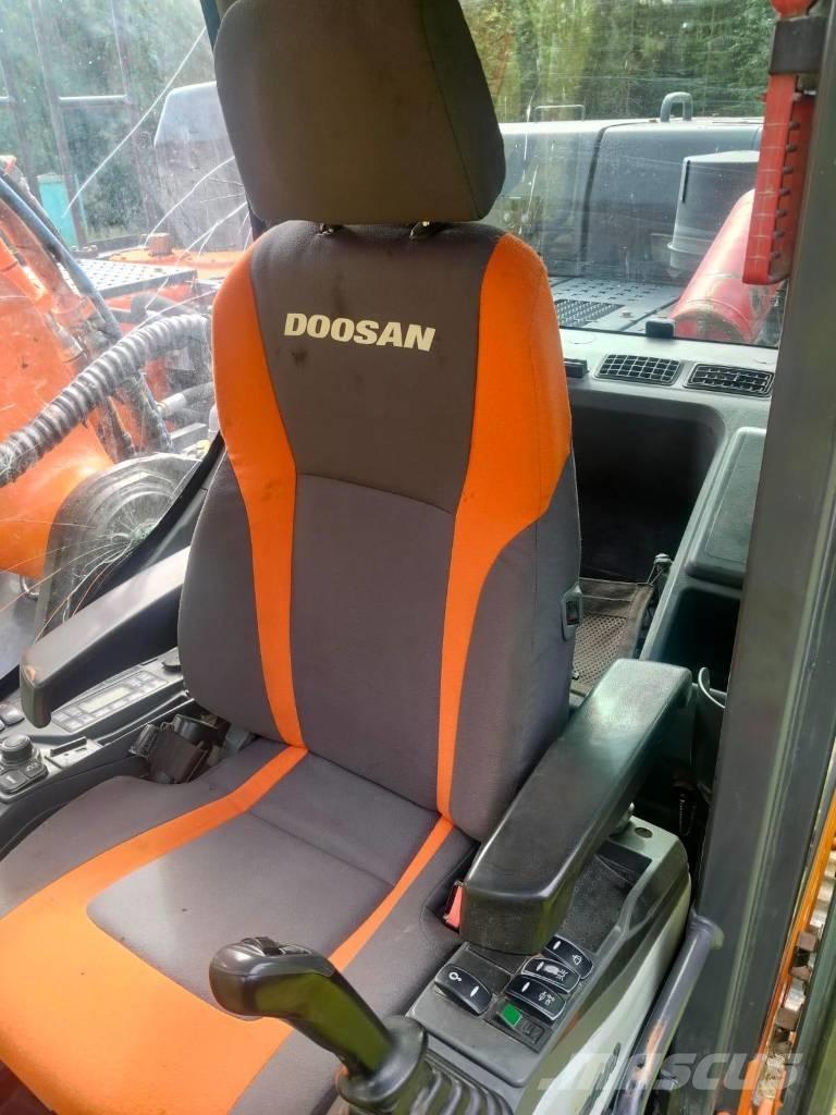 Doosan DX 300 LC Bandgrävare