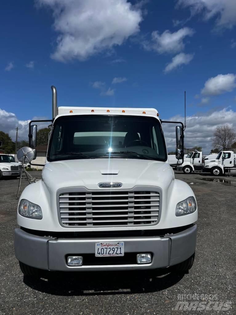 Freightliner M2 106 Lastbilar för dryckesleveranser