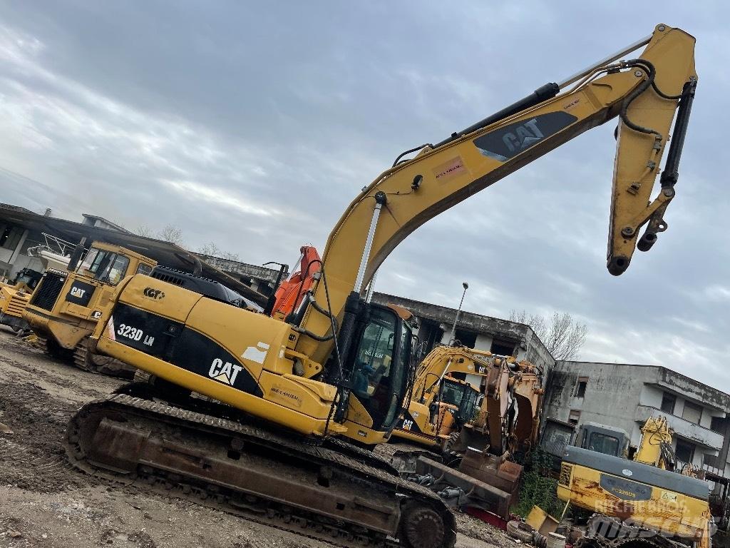 CAT 323 D Bandgrävare