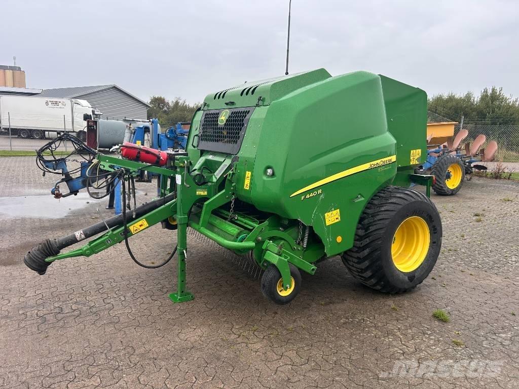 John Deere F 440 Rundbalspressar