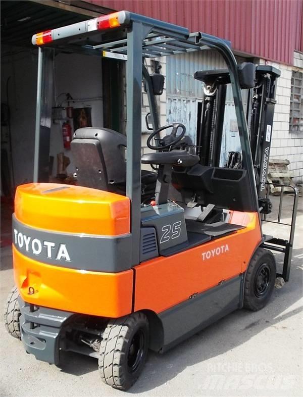 Toyota 7 FBMF 25 Elmotviktstruckar