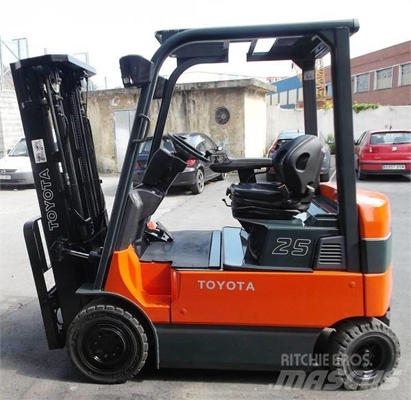 Toyota 7 FBMF 25 Elmotviktstruckar