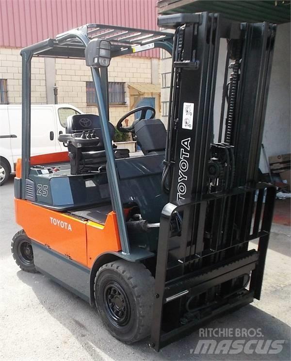 Toyota 7 FBMF 25 Elmotviktstruckar