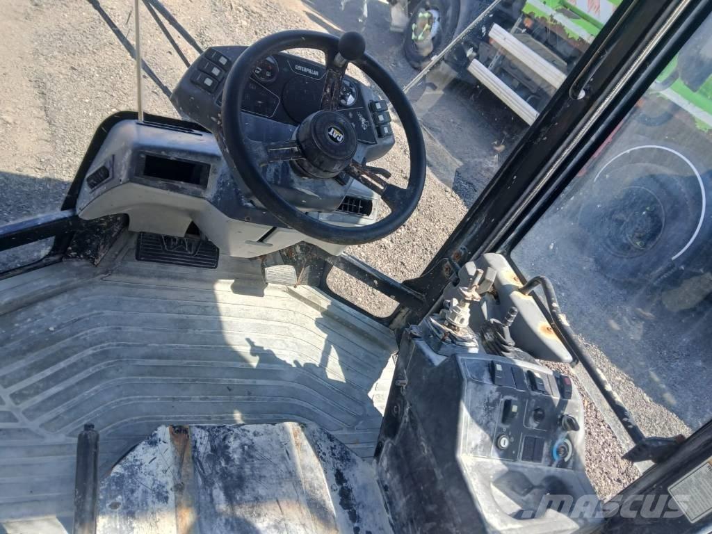 CAT 906 Hytter och interiör