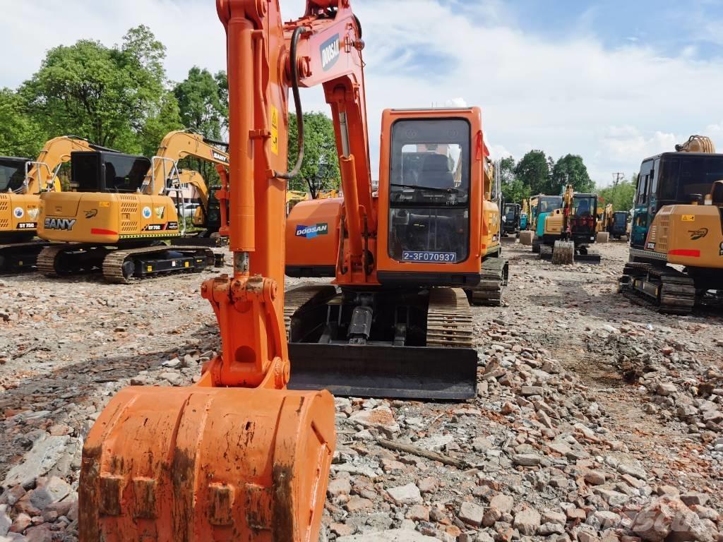 Doosan DX75 Midigrävmaskiner 7t - 12t