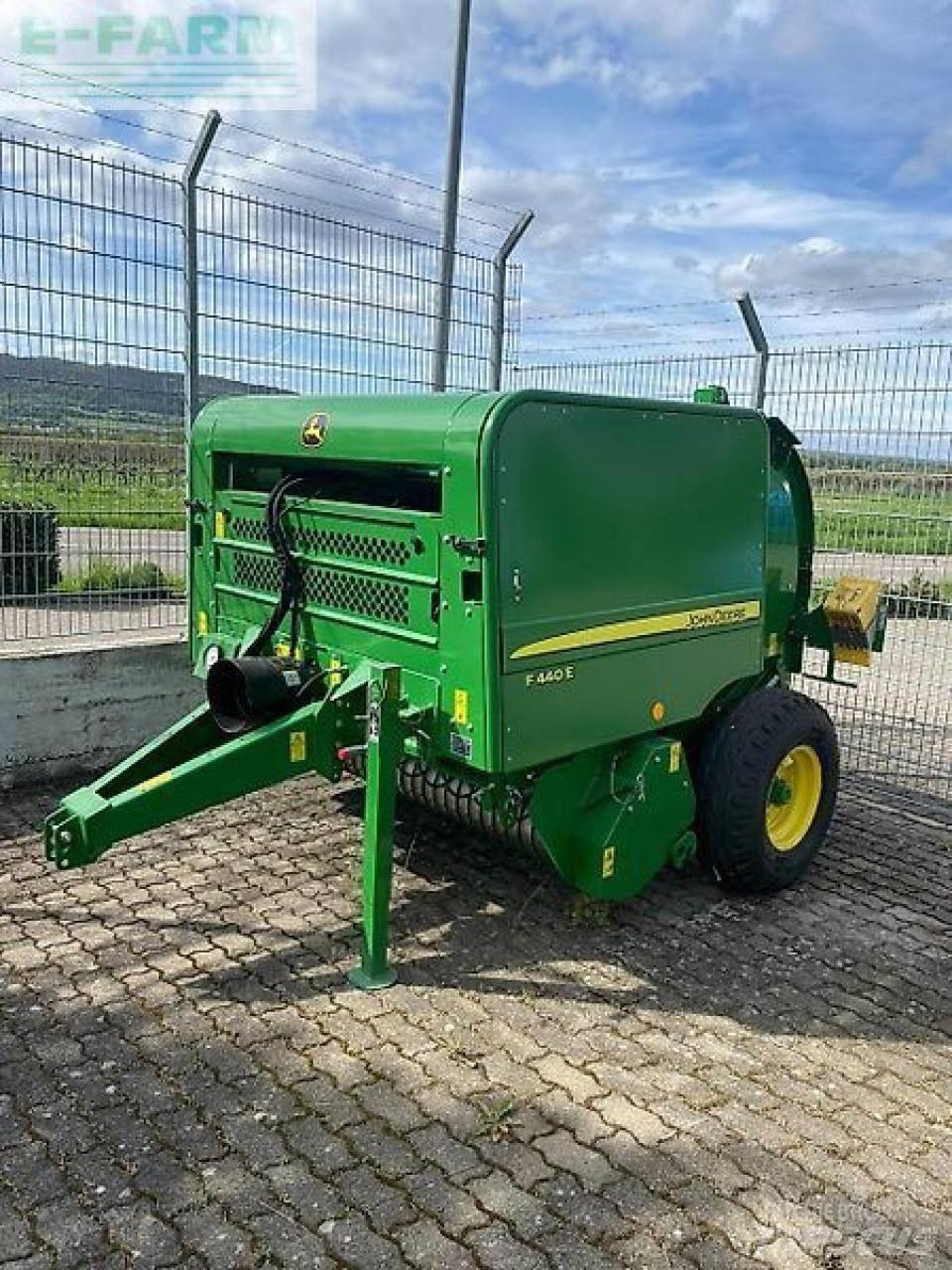 John Deere f440e Fyrkantspressar