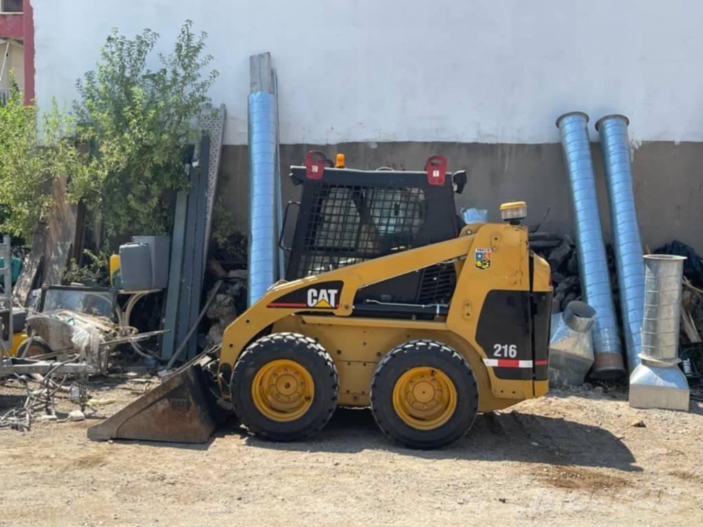 CAT 216 Kompaktlastare