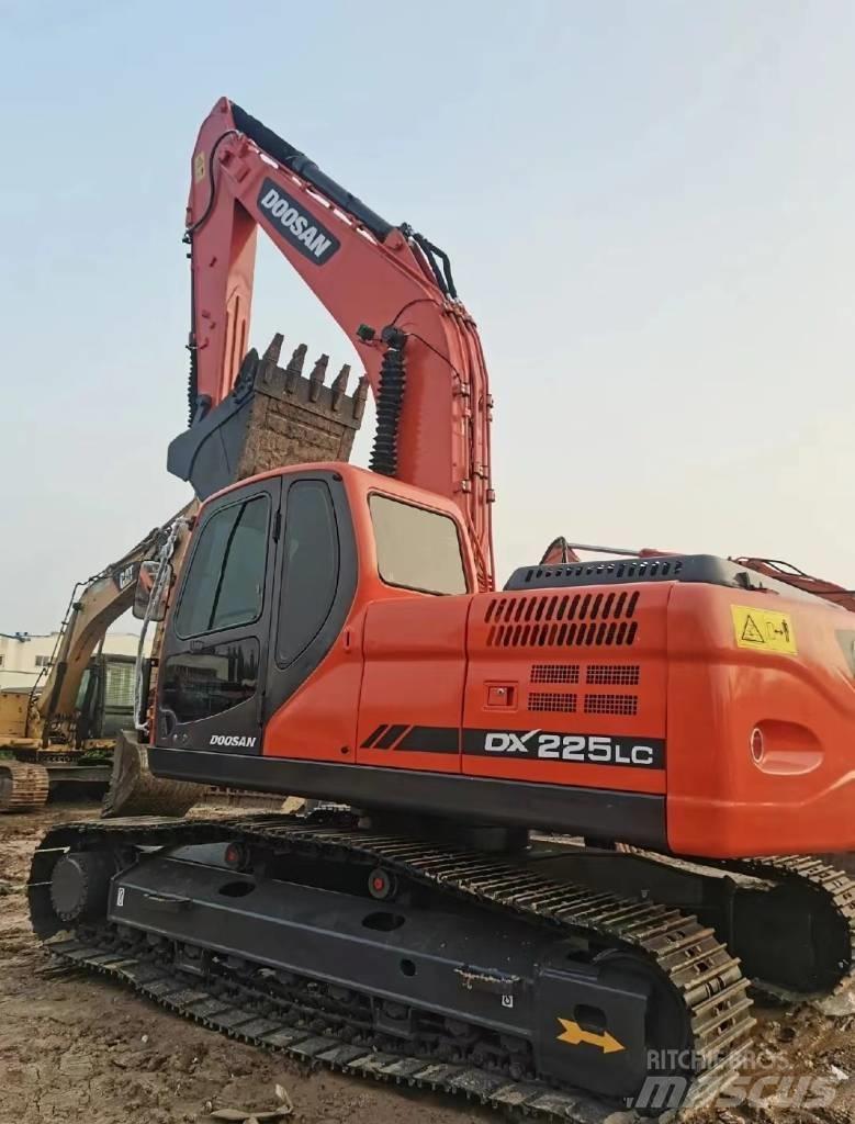 Doosan DX225 Bandgrävare