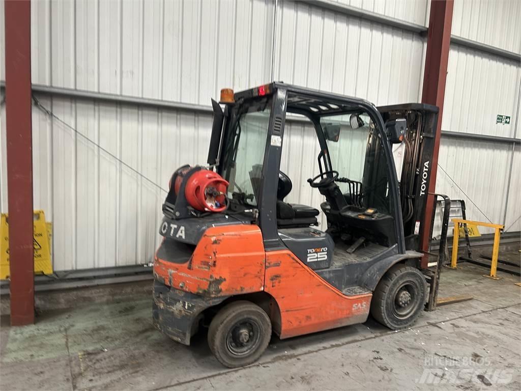 Toyota 02-8FGF25 Gasolmotviktstruckar