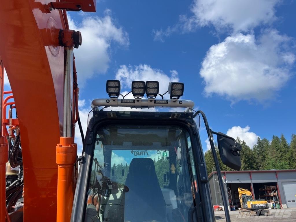 Hitachi ZX 135 US-6 Bandgrävare