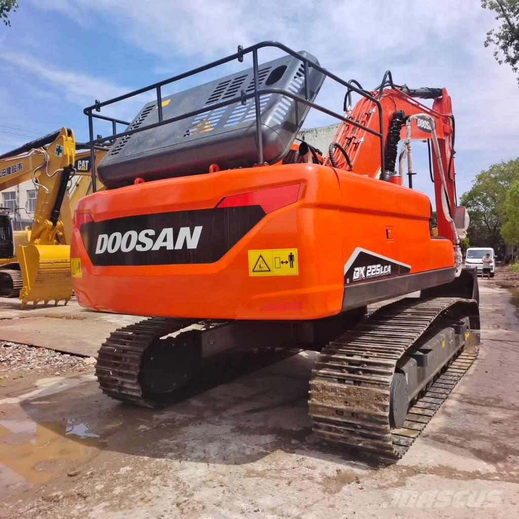 Doosan DX 225 LCA Bandgrävare