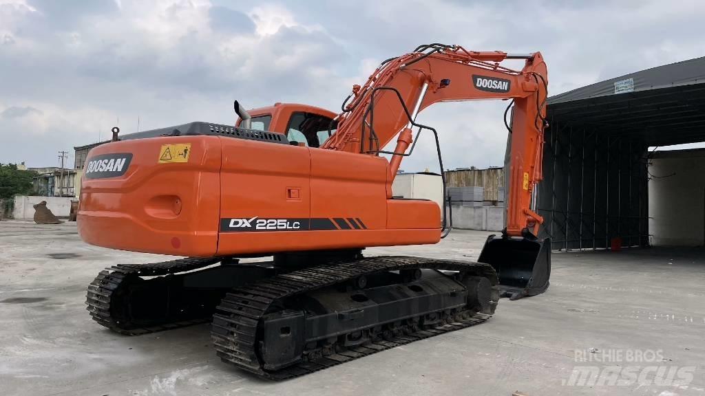 Doosan DX 225 Bandgrävare