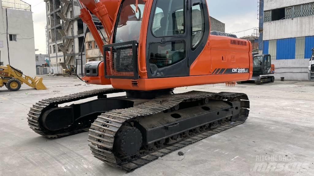 Doosan DX 225 Bandgrävare