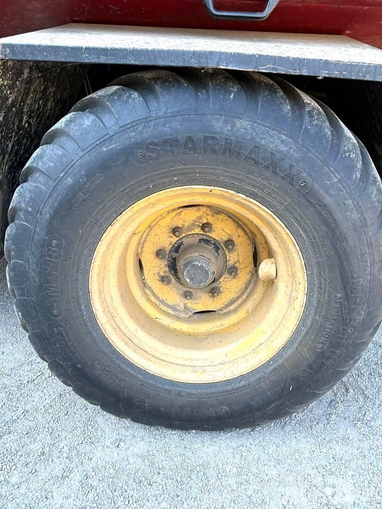 New Holland D 1210 Fyrkantspressar
