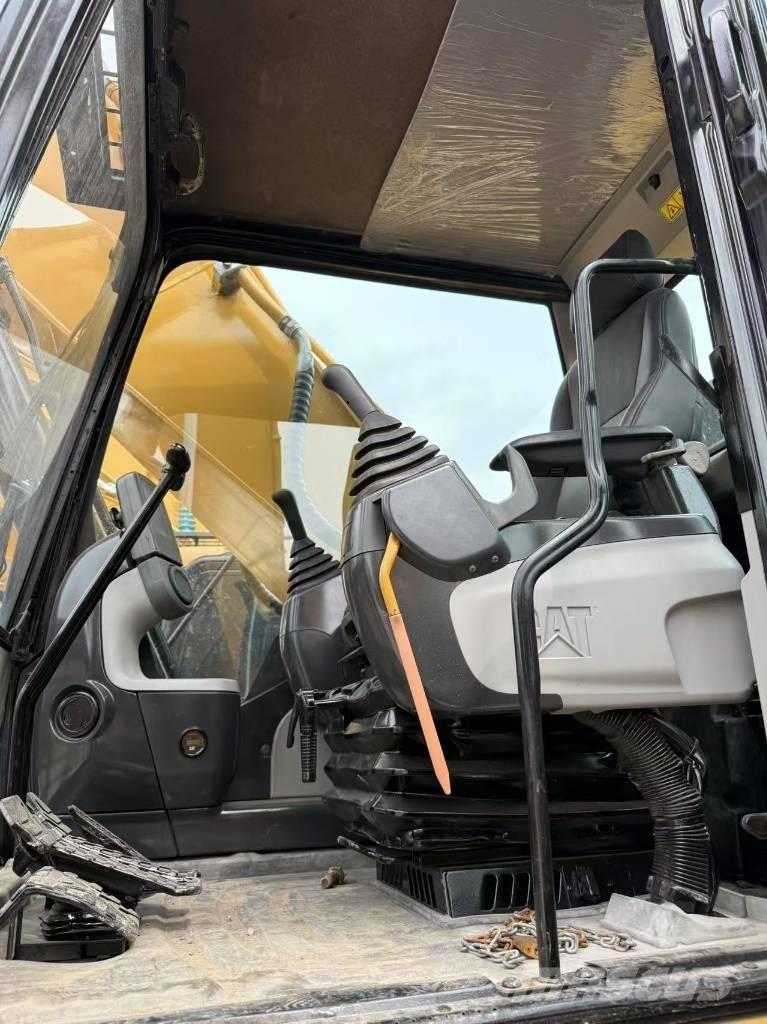 CAT 330 D L Bandgrävare