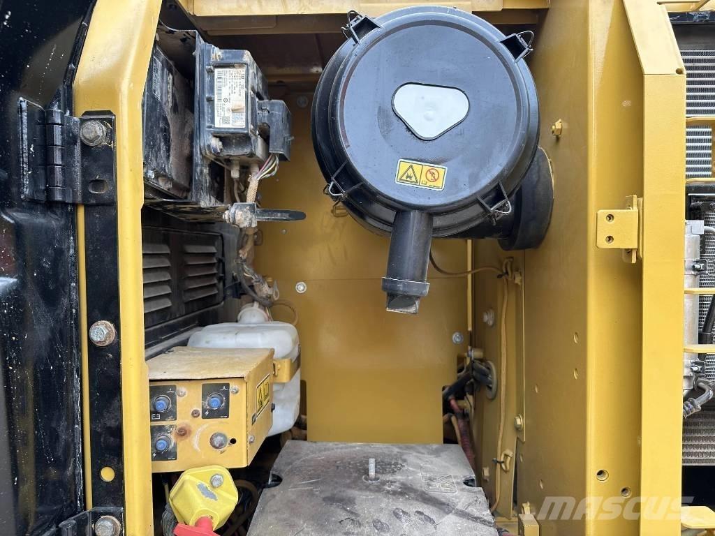 CAT 320D2 Bandgrävare