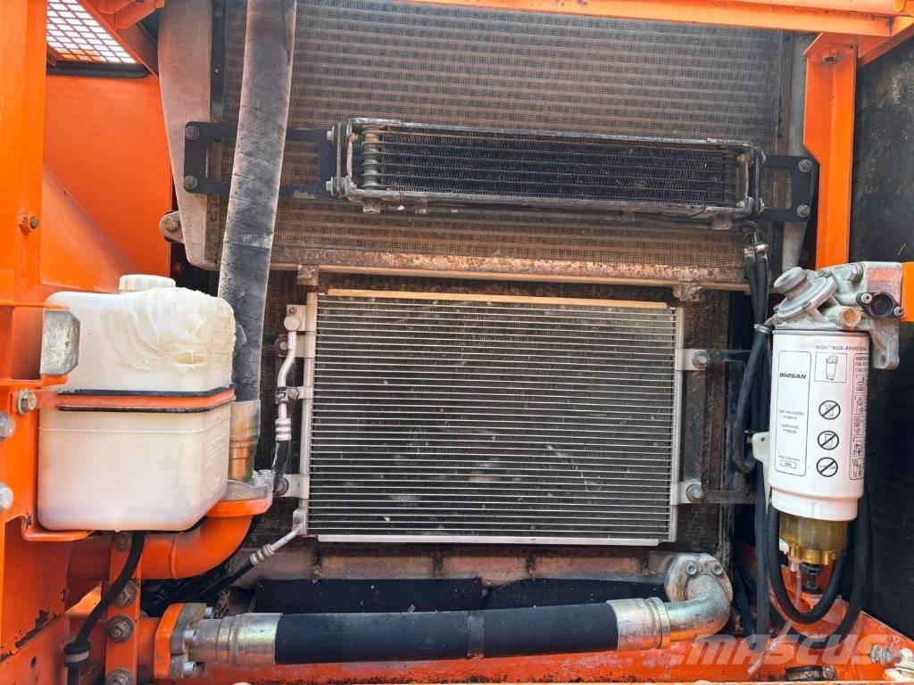 Doosan DX 300 LC Bandgrävare