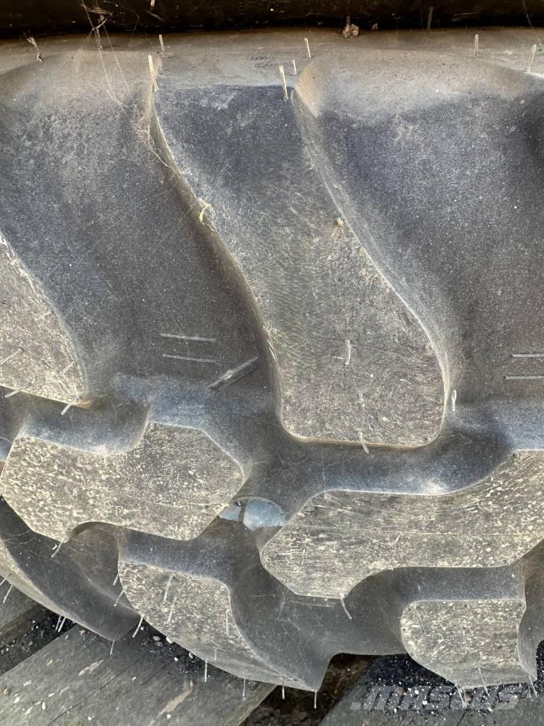 Dunlop 405/70R20 Däck, hjul och fälgar