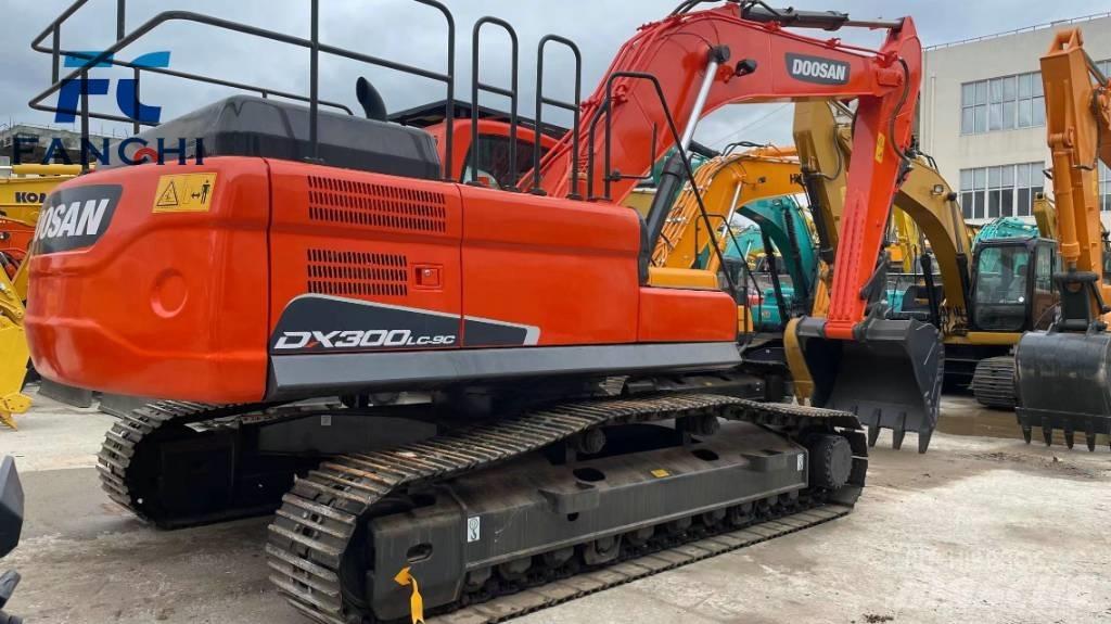 Doosan DX 300 LC Bandgrävare