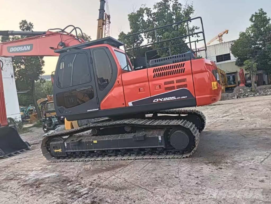 Doosan DX 225LC-9C Bandgrävare