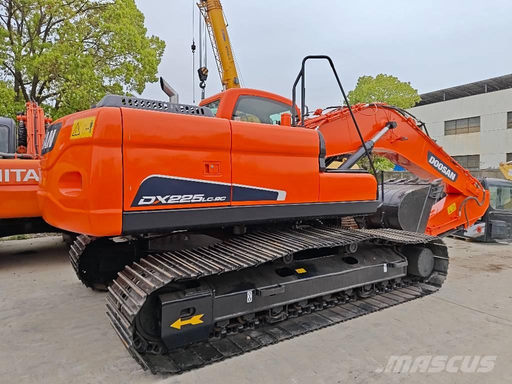 Doosan DX 225 LC Bandgrävare