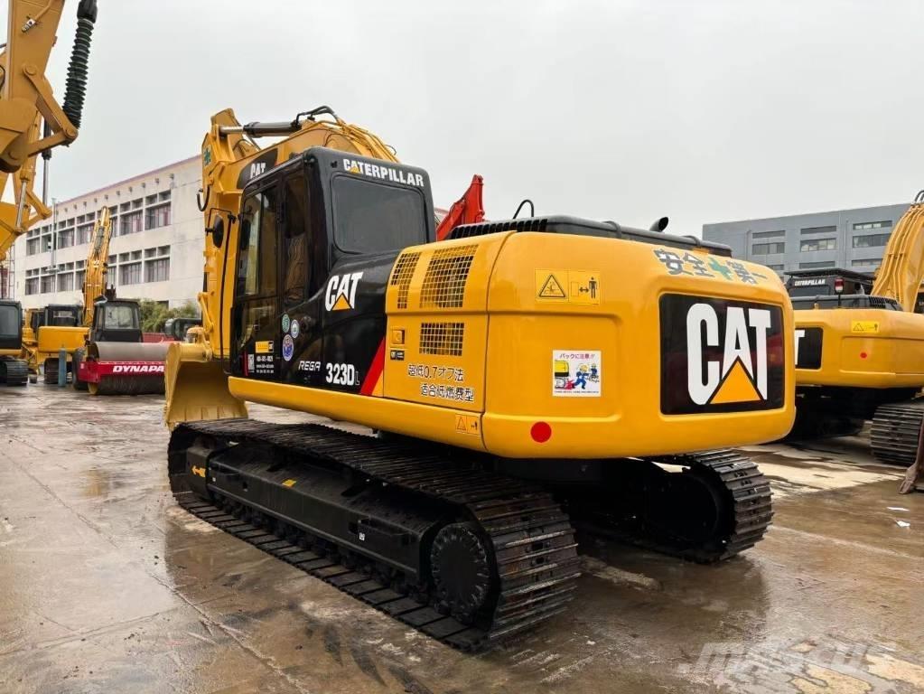 CAT 323 D Bandgrävare