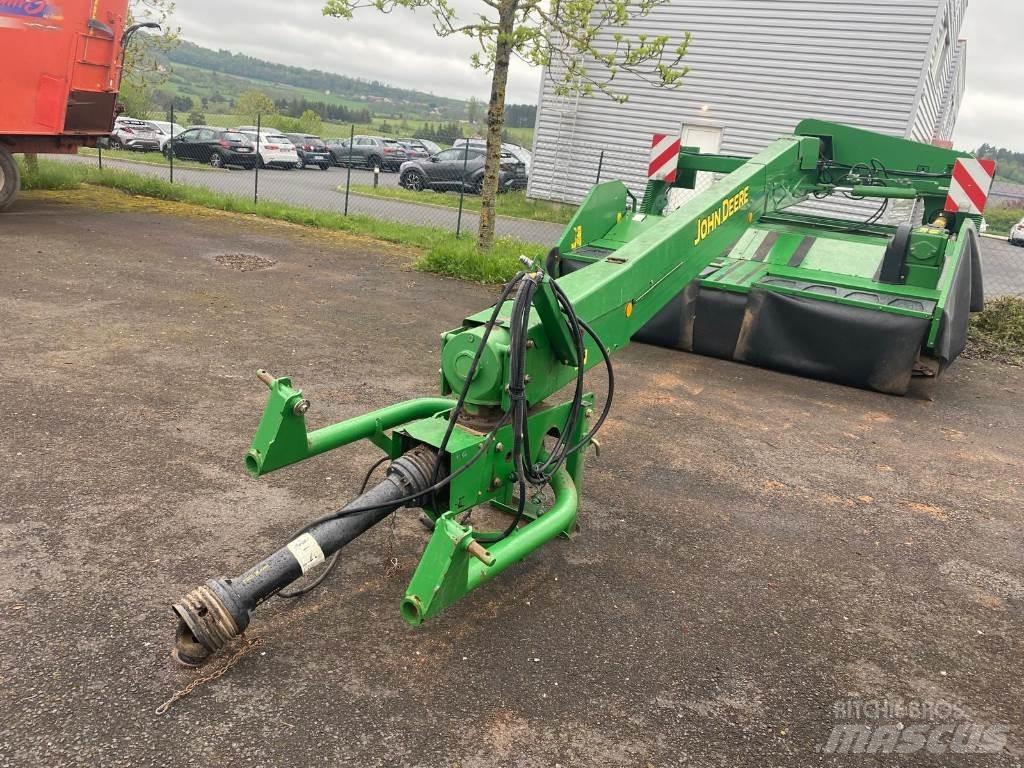 John Deere 730 Monterade och påhängda gräsklippare