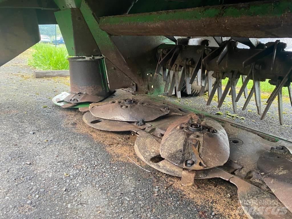 John Deere 730 Monterade och påhängda gräsklippare