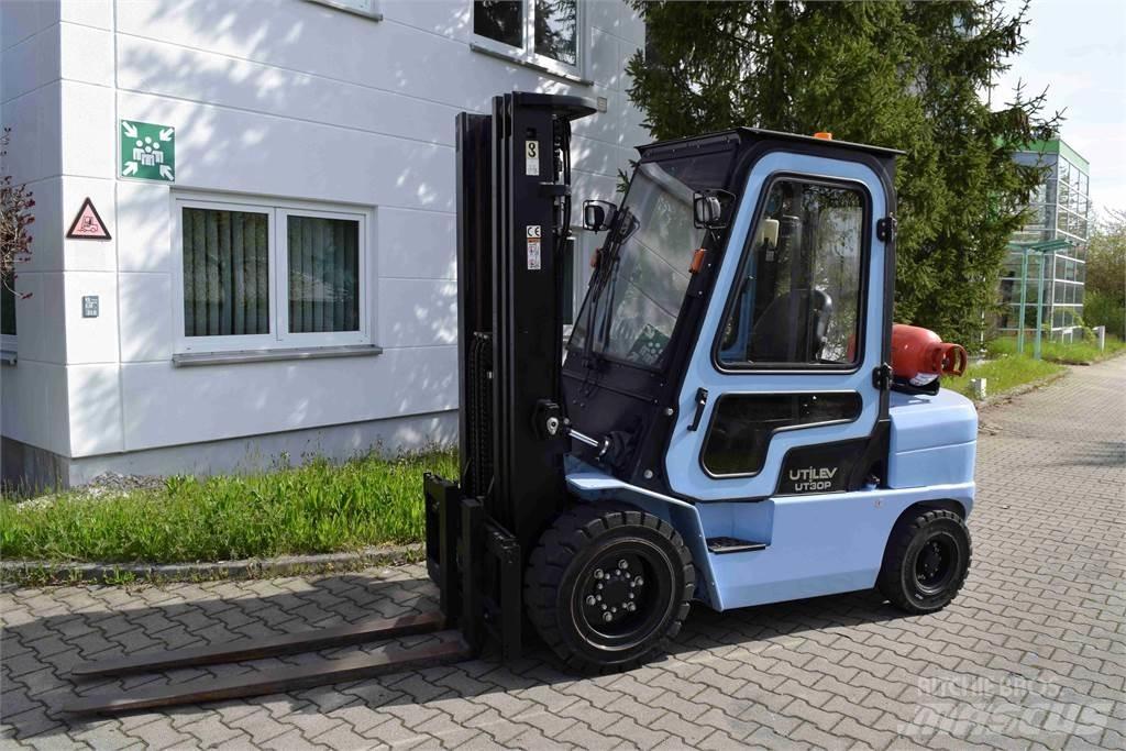 Utilev UT 30 Gasolmotviktstruckar