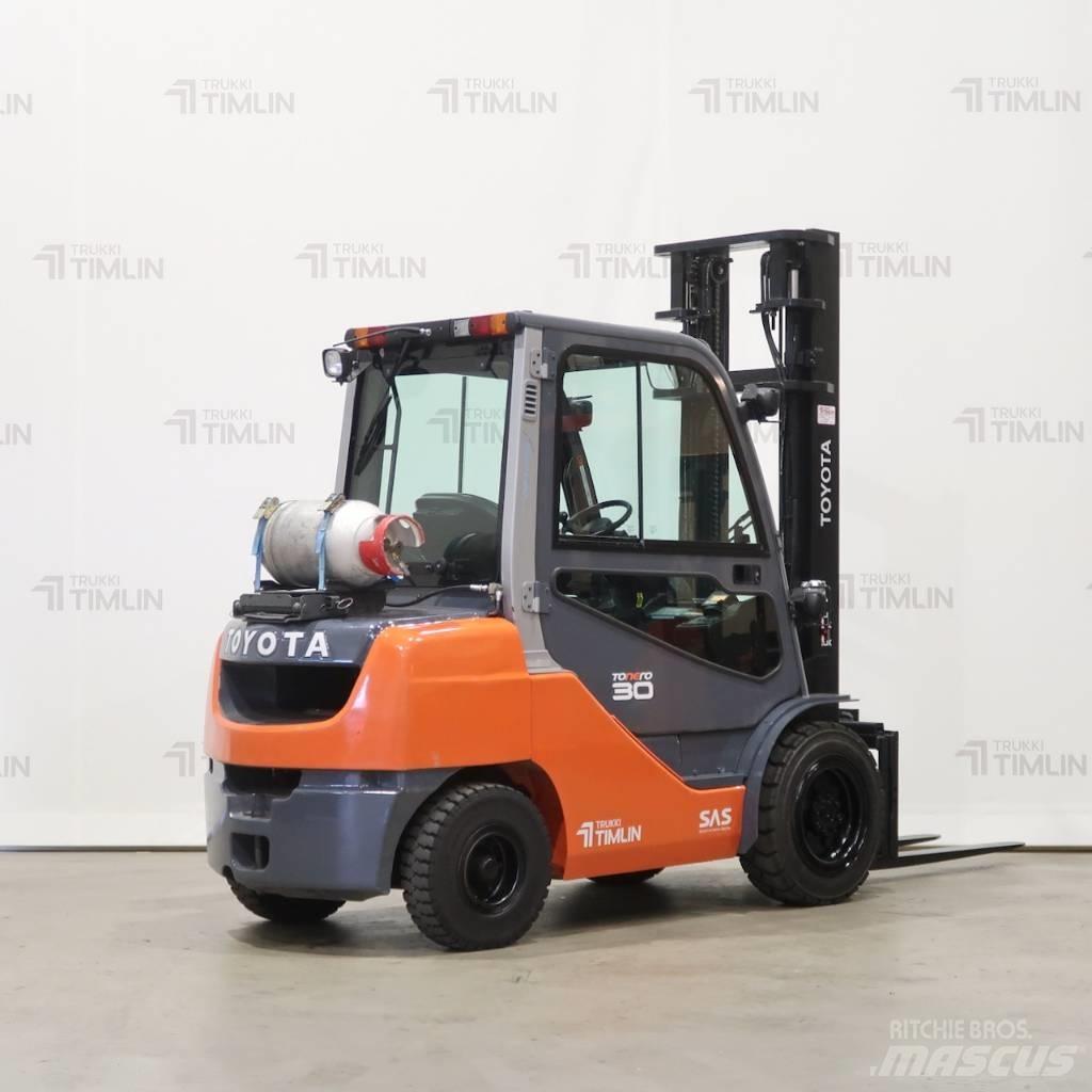 Toyota 02-8FGF30 Gasolmotviktstruckar