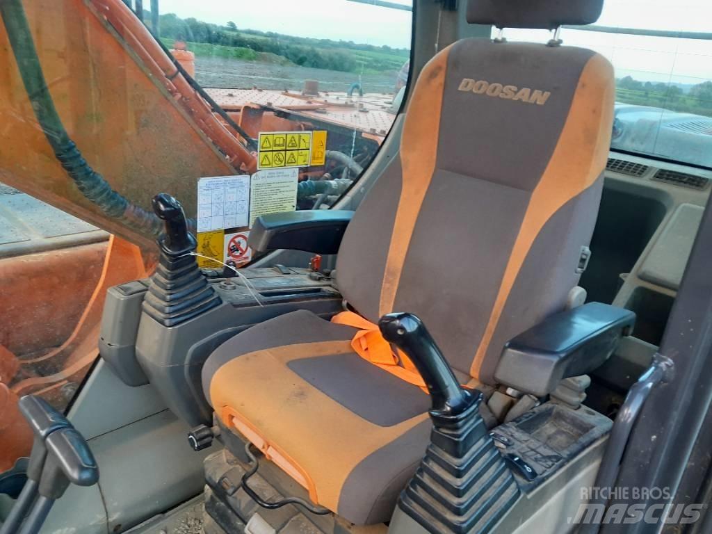 Doosan DX 225 Bandgrävare