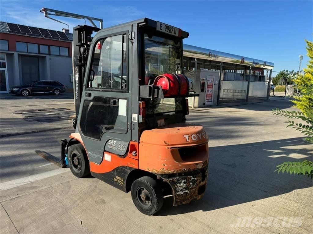 Toyota 7FGF25 Gasolmotviktstruckar