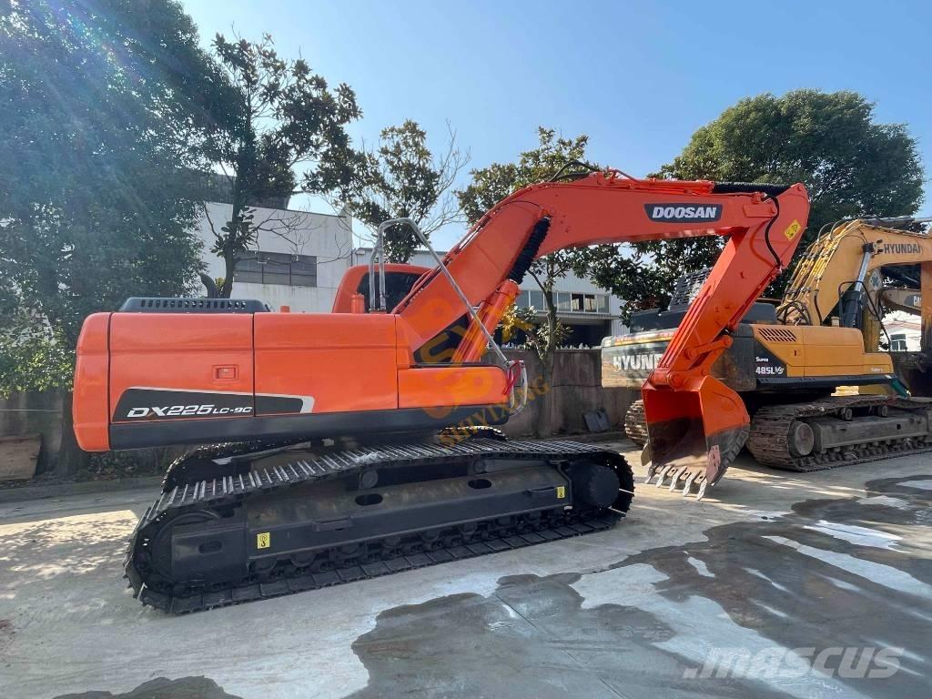 Doosan DX 225 LC Bandgrävare