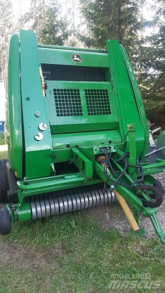 John Deere 854 Rundbalspressar