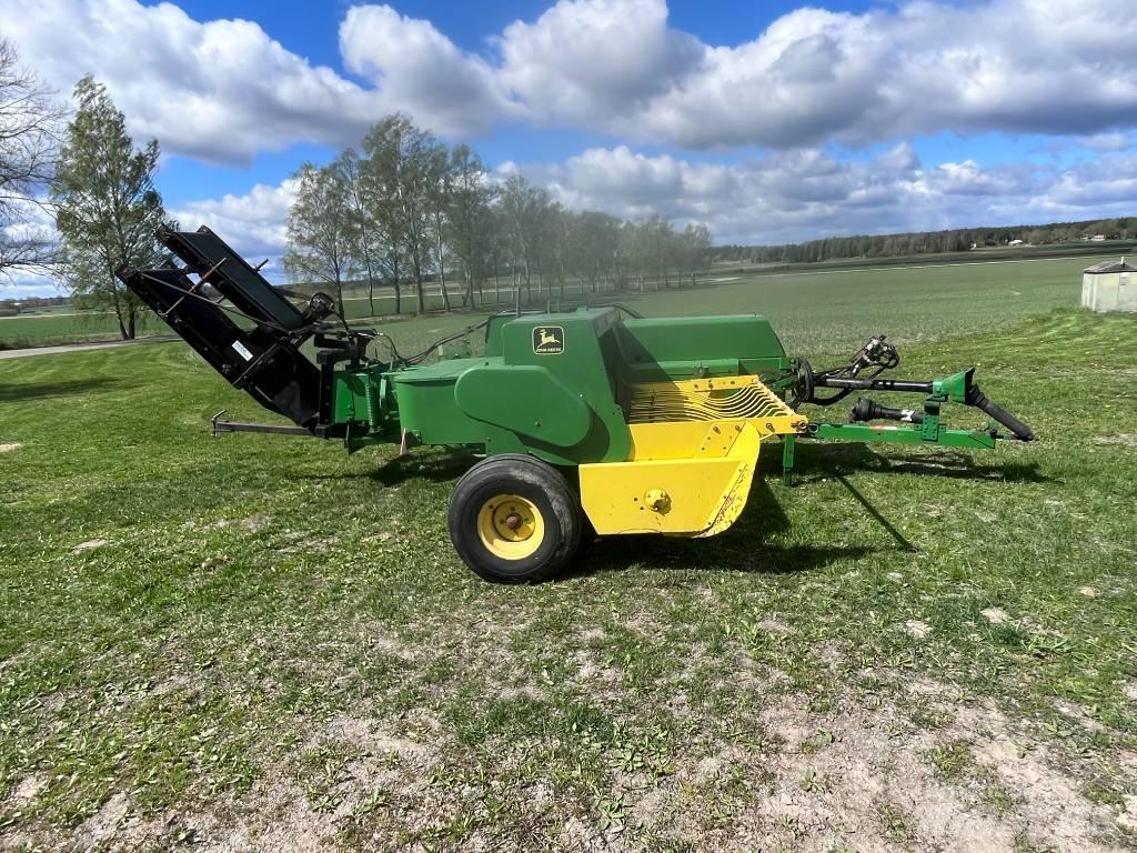 John Deere 359 Fyrkantspressar