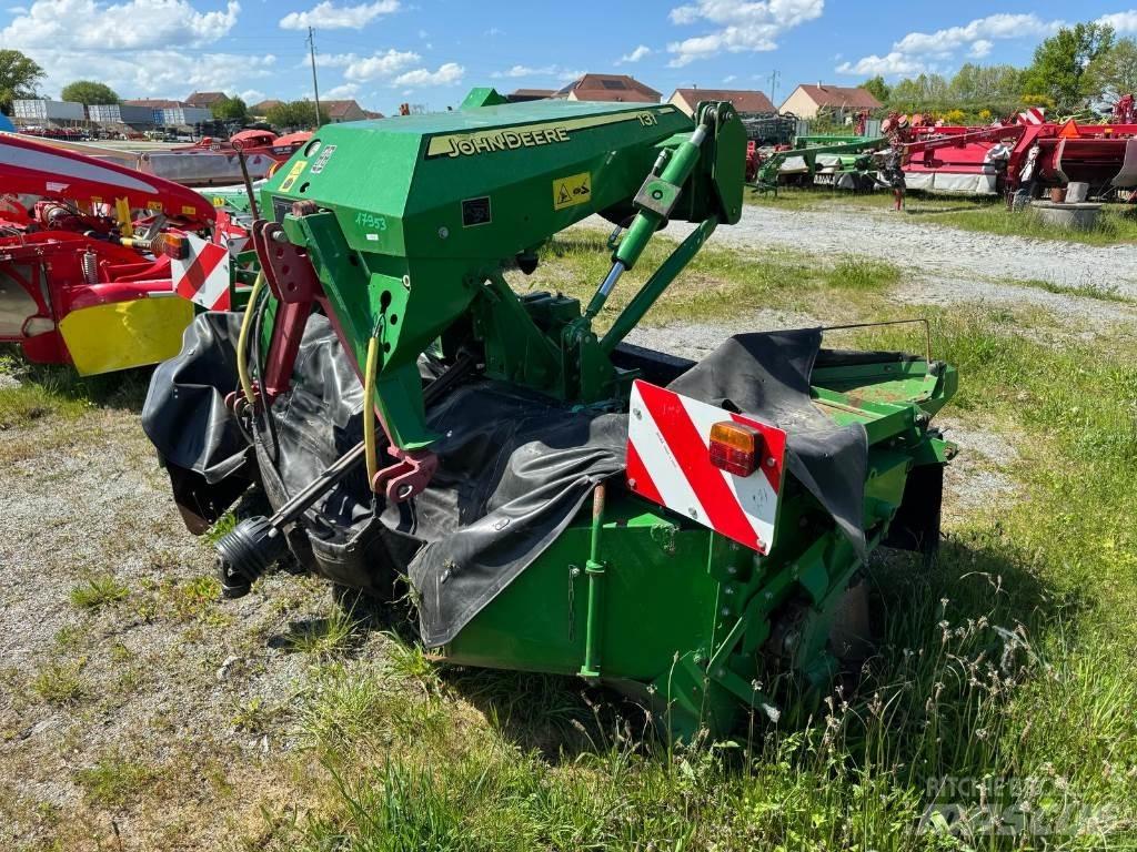 John Deere 131 Monterade och påhängda gräsklippare