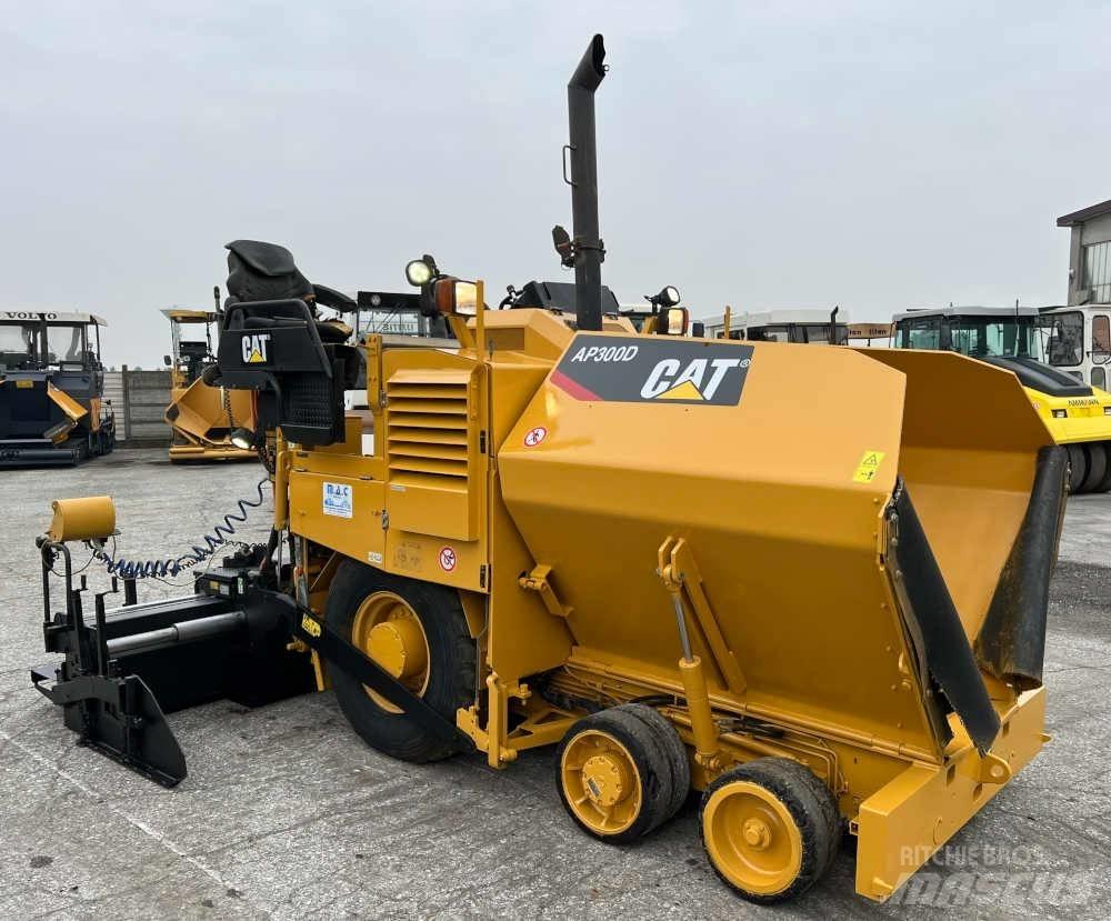 CAT AP 300D Asfaltsläggningsmaskiner