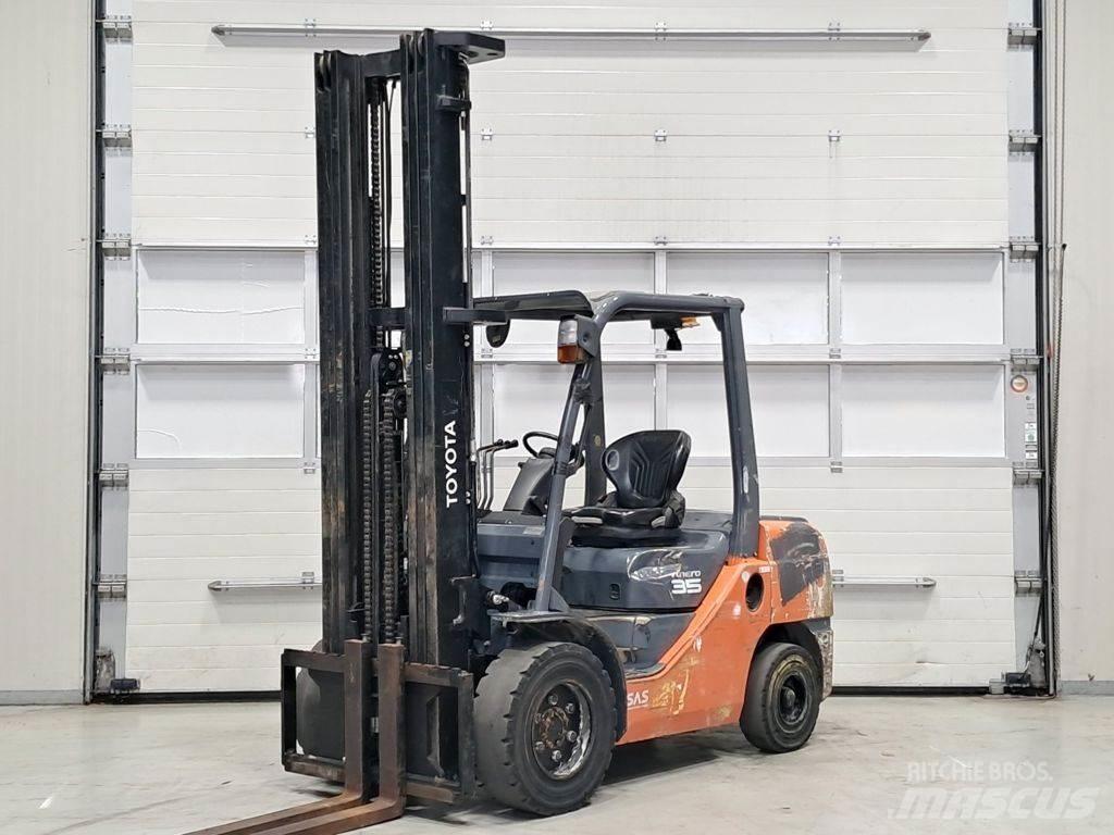 Toyota 02-8FDJF35 Dieselmotviktstruckar