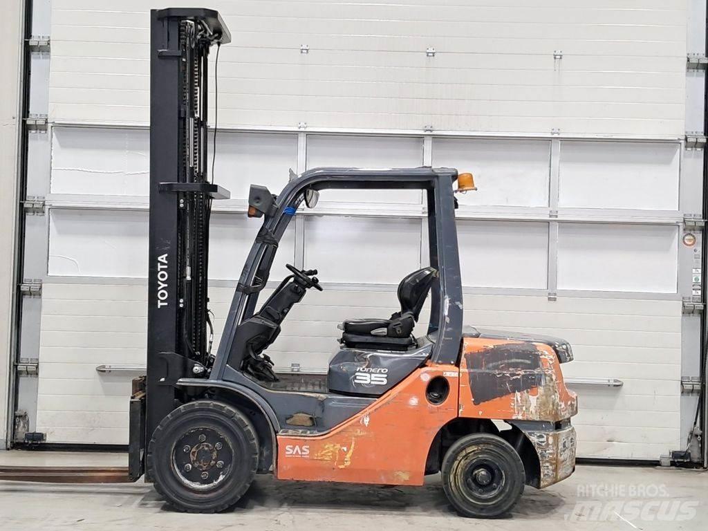 Toyota 02-8FDJF35 Dieselmotviktstruckar