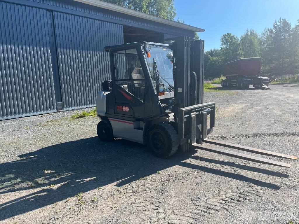 Nissan FGD02A320 Dieselmotviktstruckar