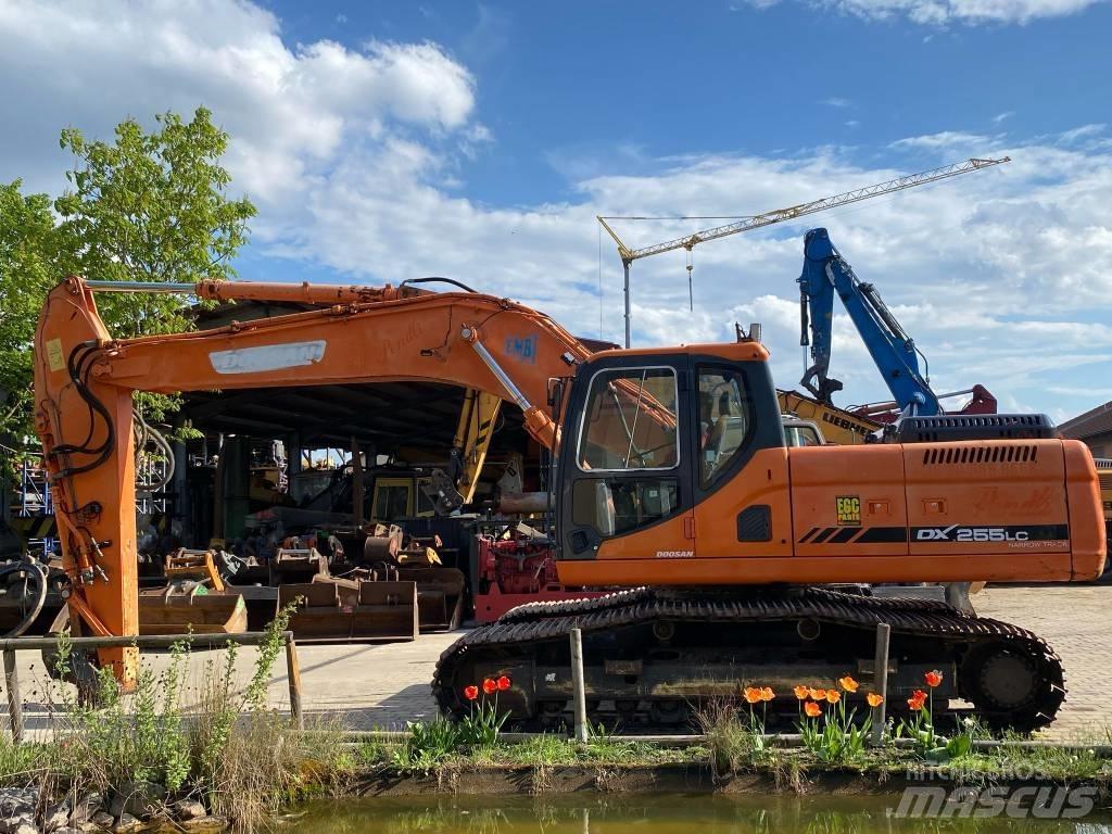 Doosan DX 255 NLC Bandgrävare