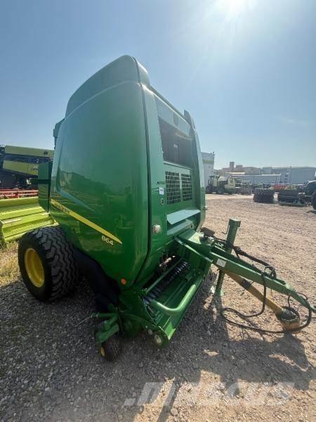 John Deere 864 Rundbalspressar