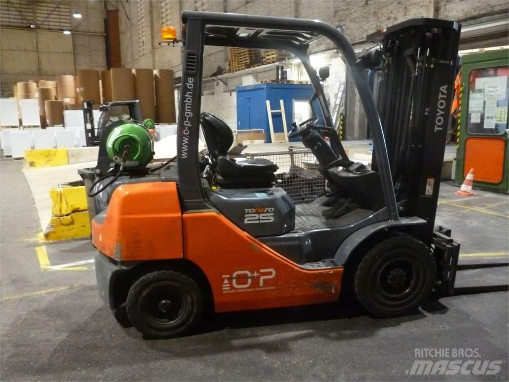 Toyota 02-8FGF25 Gasolmotviktstruckar