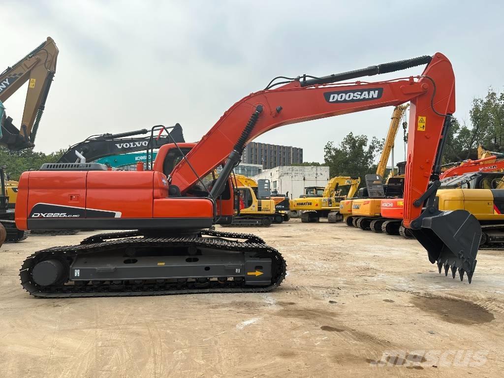 Doosan DX 225 LC-9 Bandgrävare