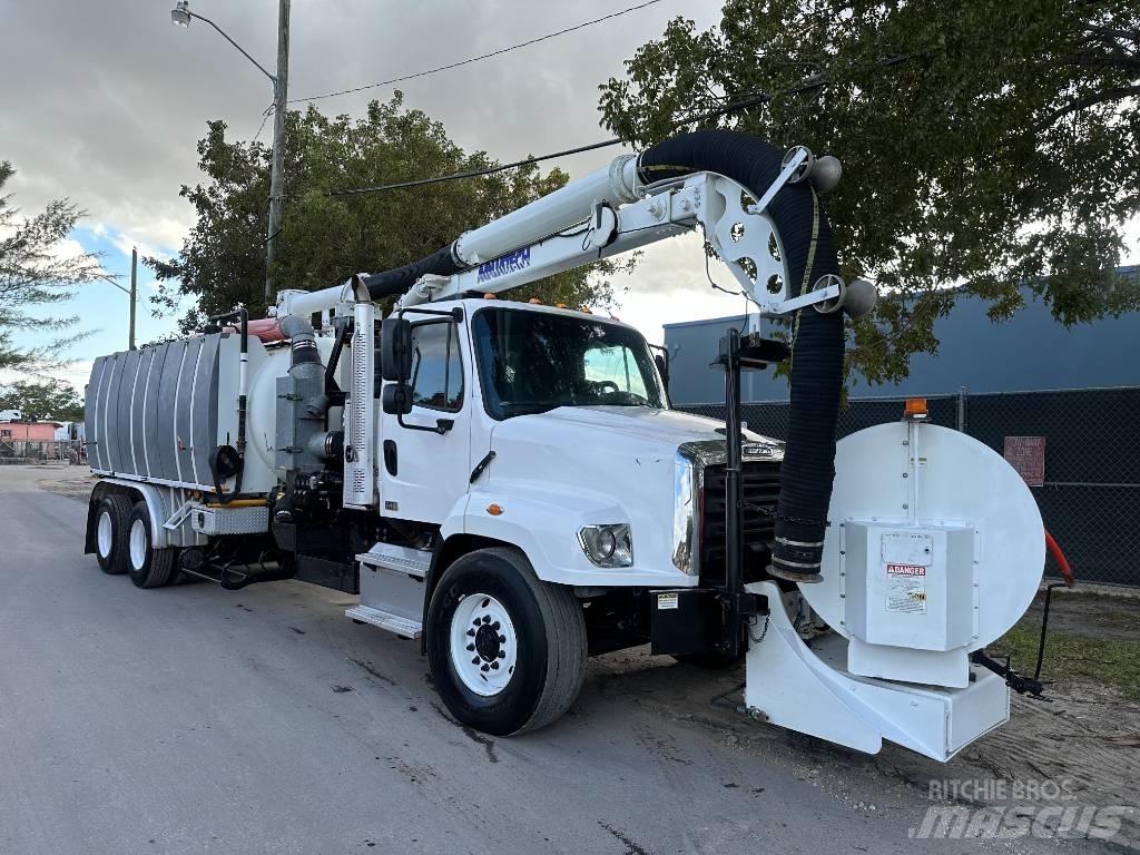 Freightliner 114SD Slamsugningsbil