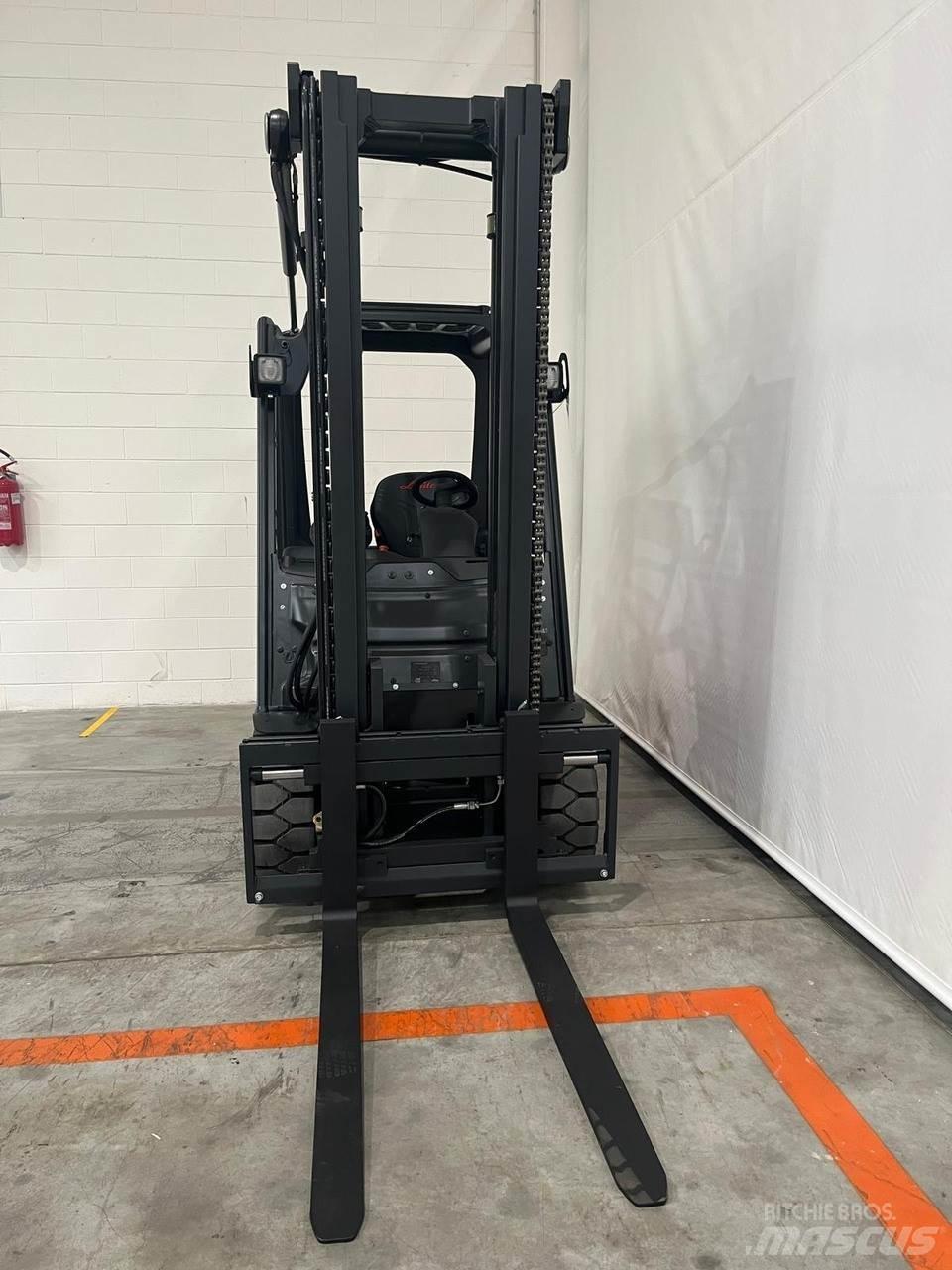 Linde E30-01 Elmotviktstruckar