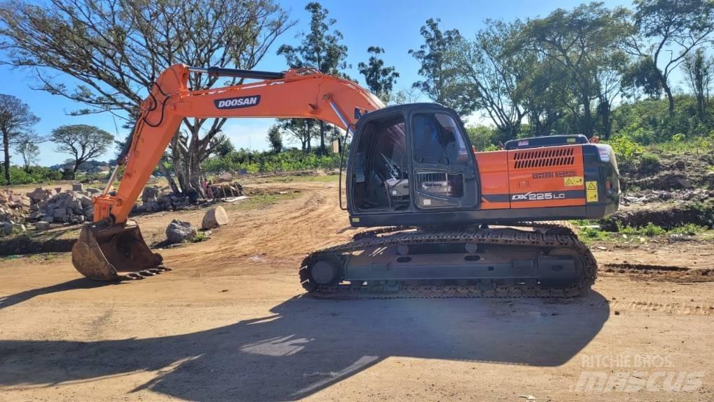 Doosan DX 225 LCA Bandgrävare