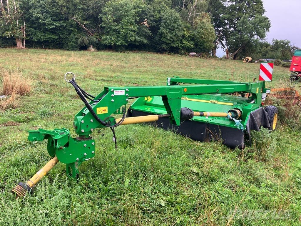 John Deere 1365 Monterade och påhängda gräsklippare