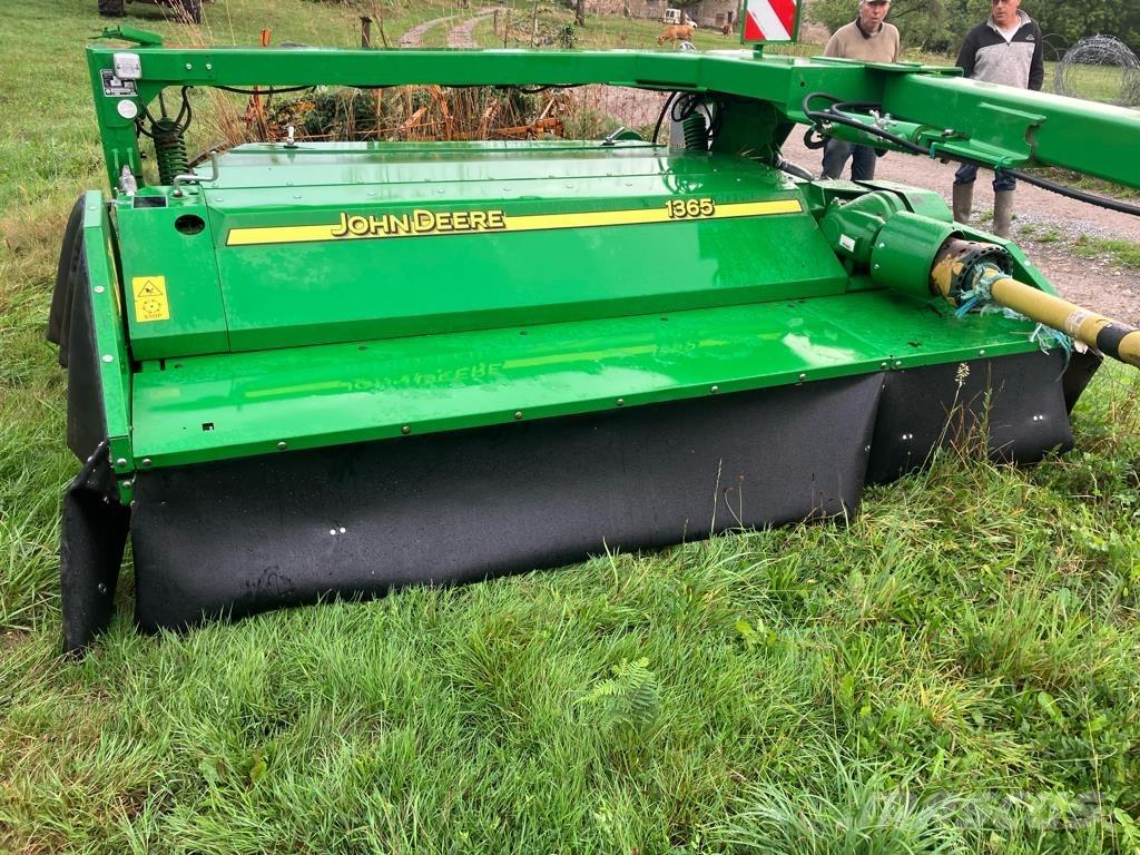 John Deere 1365 Monterade och påhängda gräsklippare